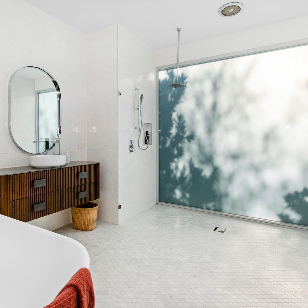 POOLSIDE PARADISE - MOUNT ELIZA