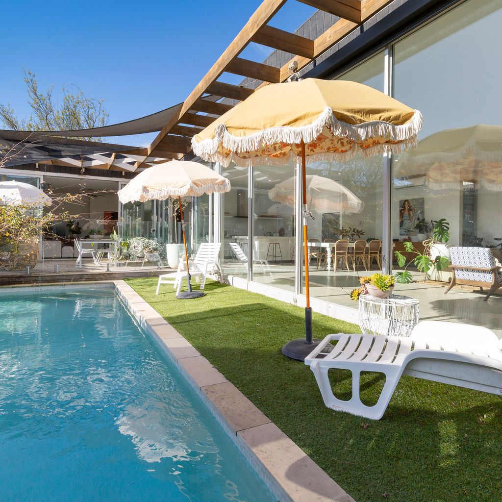 POOLSIDE PARADISE - MOUNT ELIZA