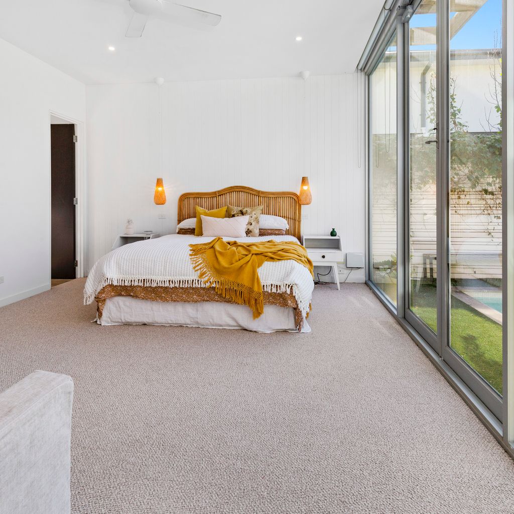 POOLSIDE PARADISE - MOUNT ELIZA