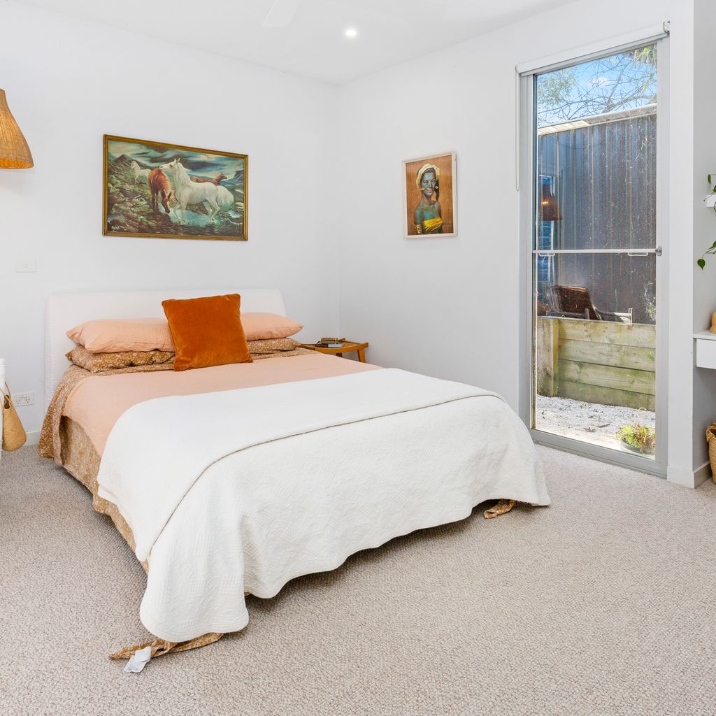 POOLSIDE PARADISE - MOUNT ELIZA