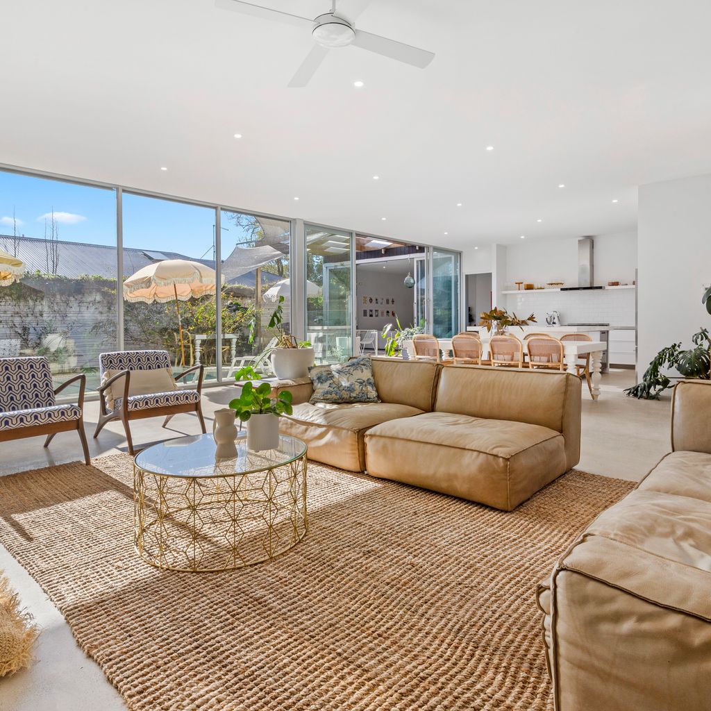 POOLSIDE PARADISE - MOUNT ELIZA