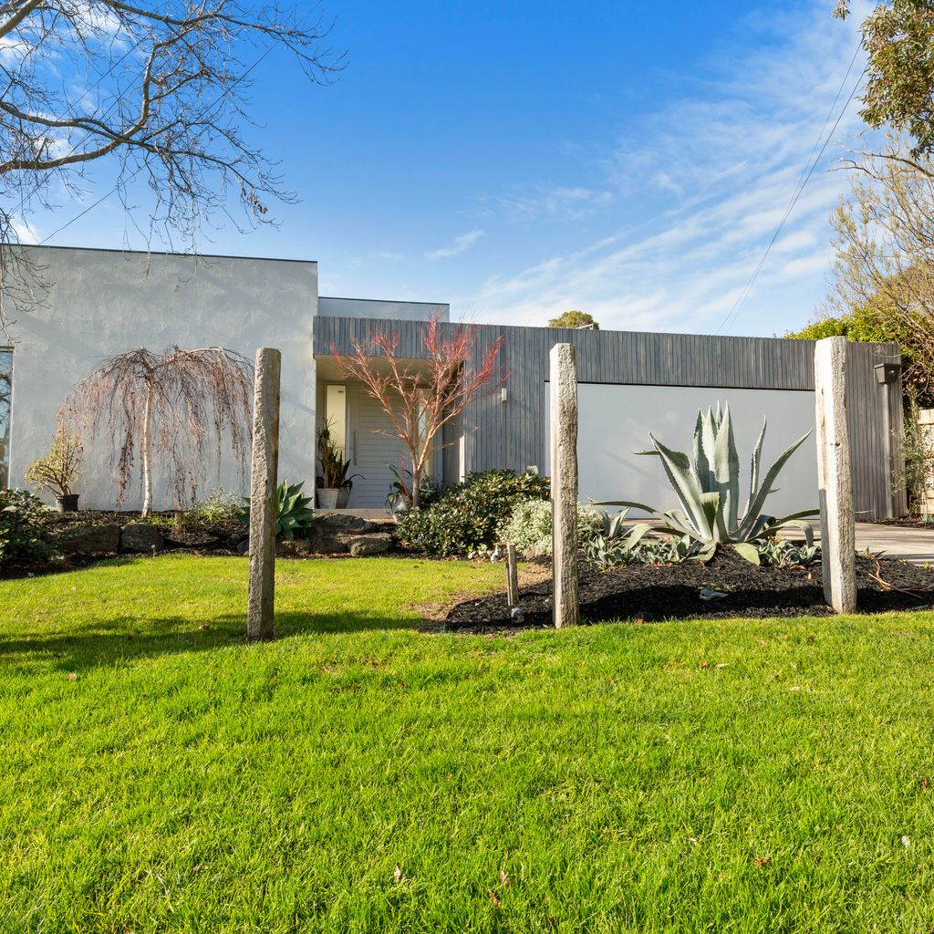 POOLSIDE PARADISE - MOUNT ELIZA