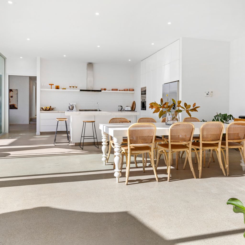POOLSIDE PARADISE - MOUNT ELIZA
