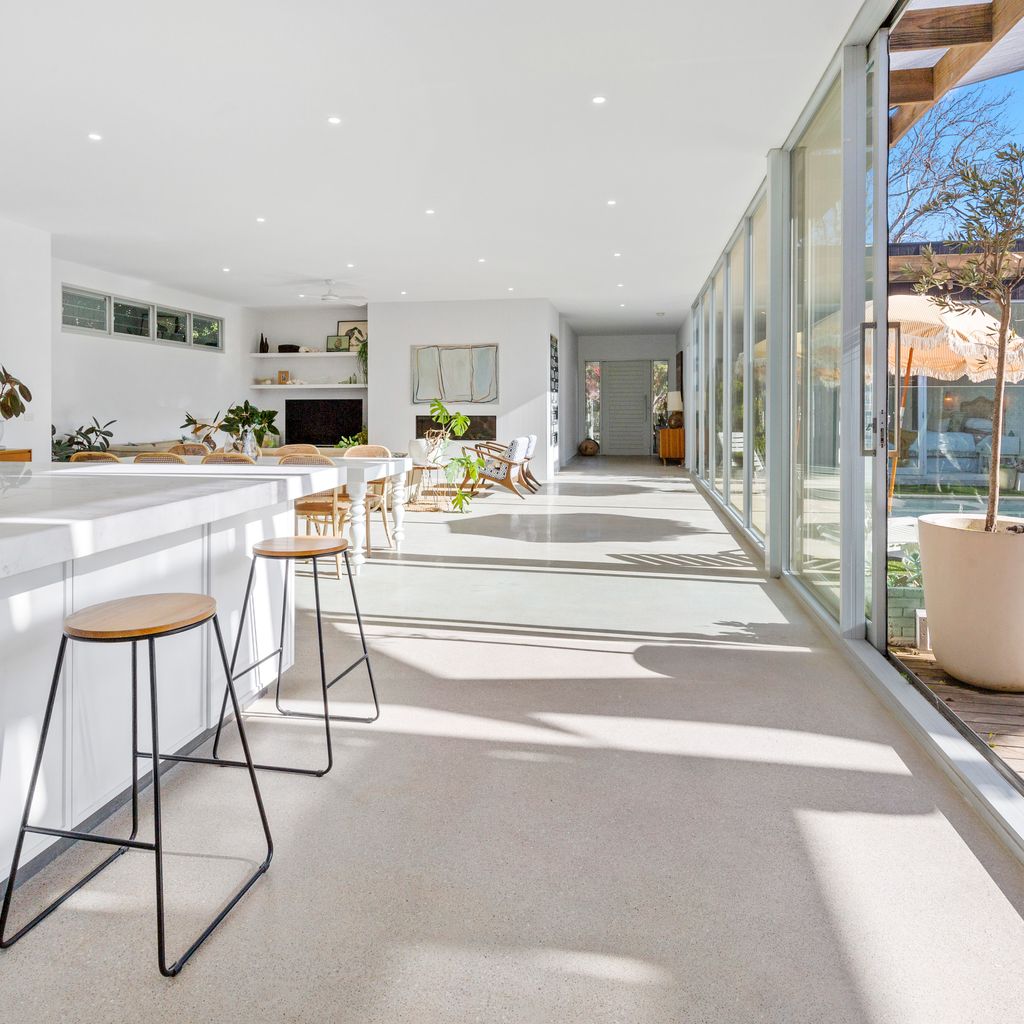POOLSIDE PARADISE - MOUNT ELIZA