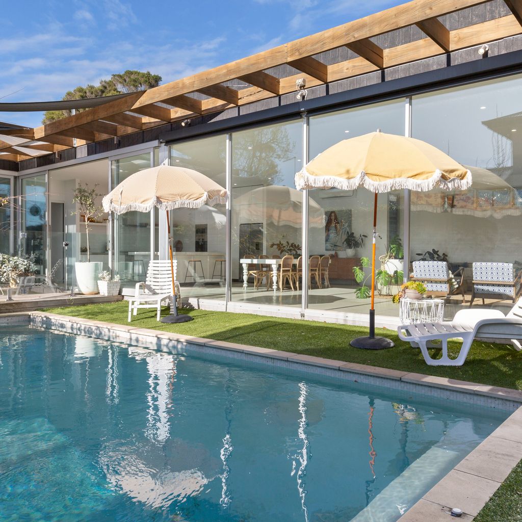 POOLSIDE PARADISE - MOUNT ELIZA