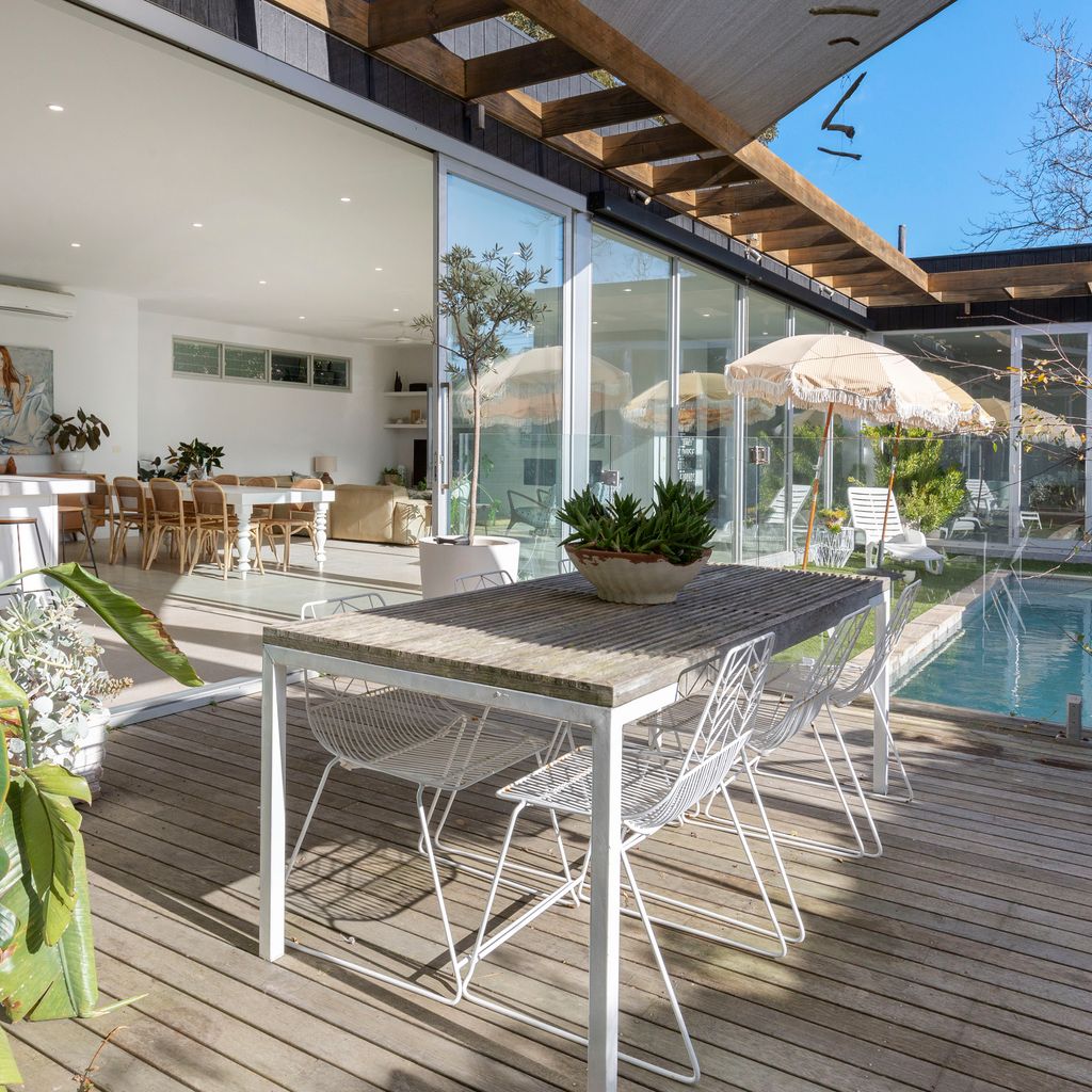 POOLSIDE PARADISE - MOUNT ELIZA