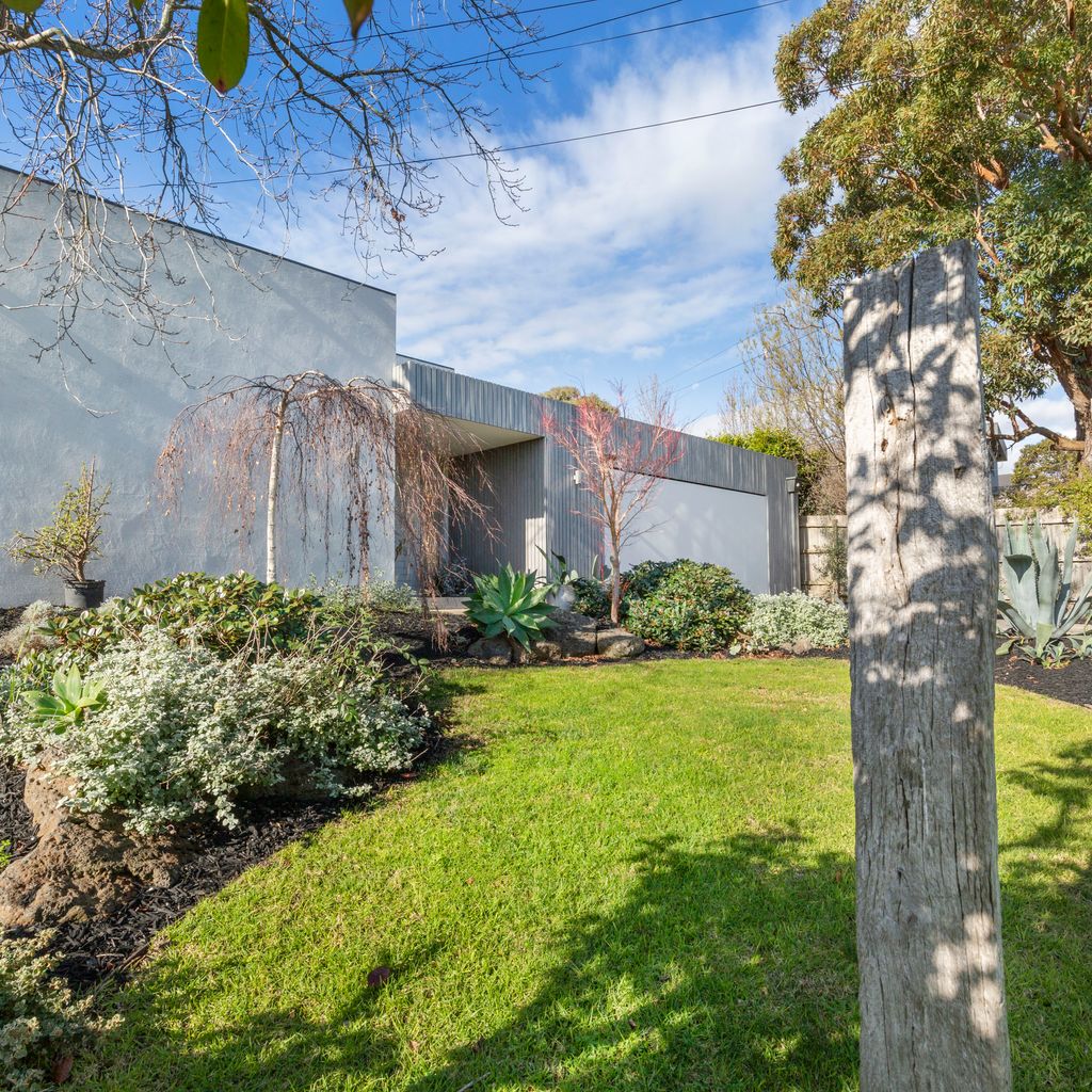 POOLSIDE PARADISE - MOUNT ELIZA