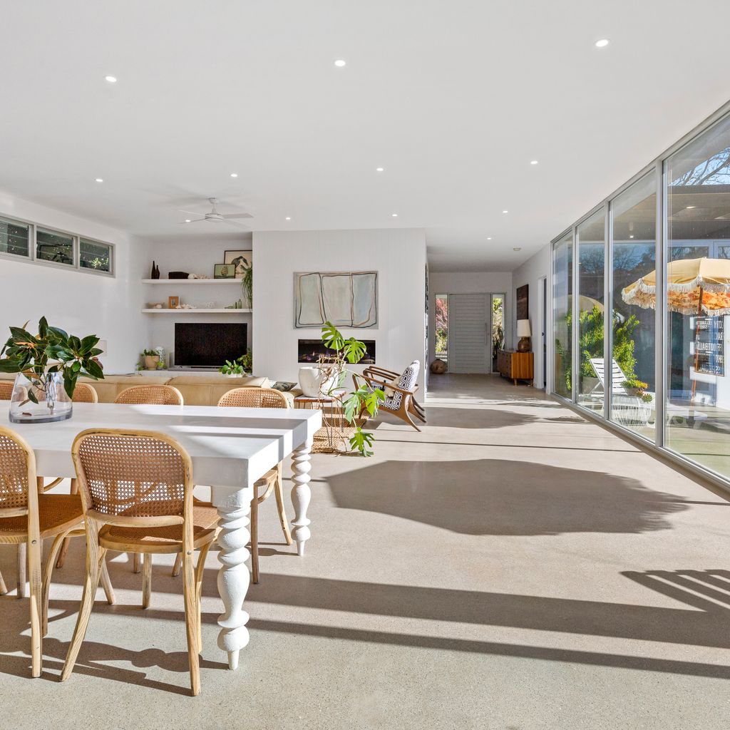 POOLSIDE PARADISE - MOUNT ELIZA