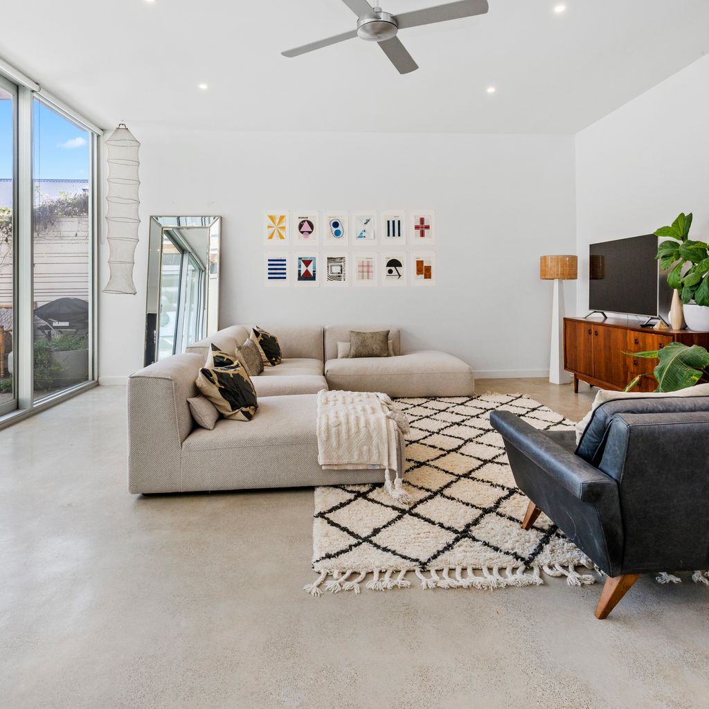 POOLSIDE PARADISE - MOUNT ELIZA