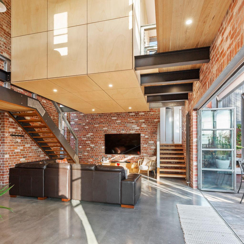 THE LOFT HOUSE