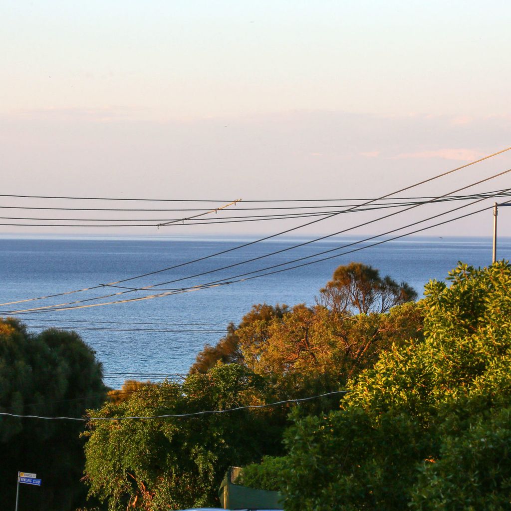 DROMANA BEACH SHACK...
