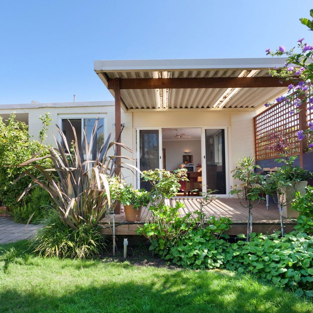 METRES TO THE BEACH - MORNINGTON