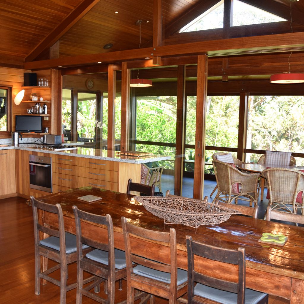 Kitchen and dining area.
