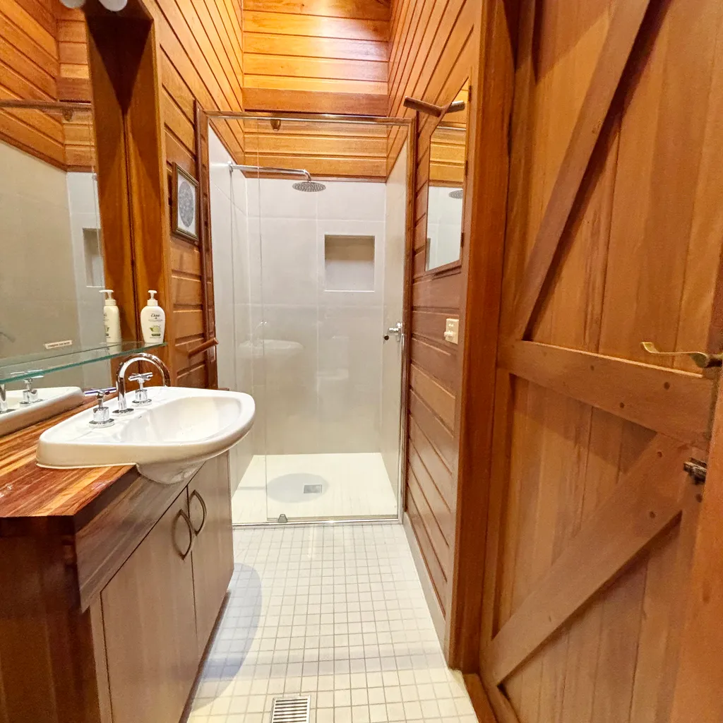 Master ensuite.