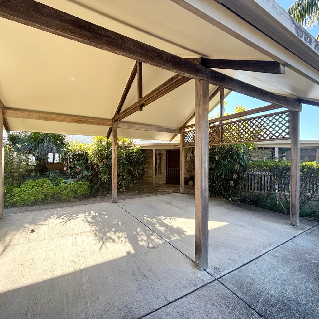 Carport. 
