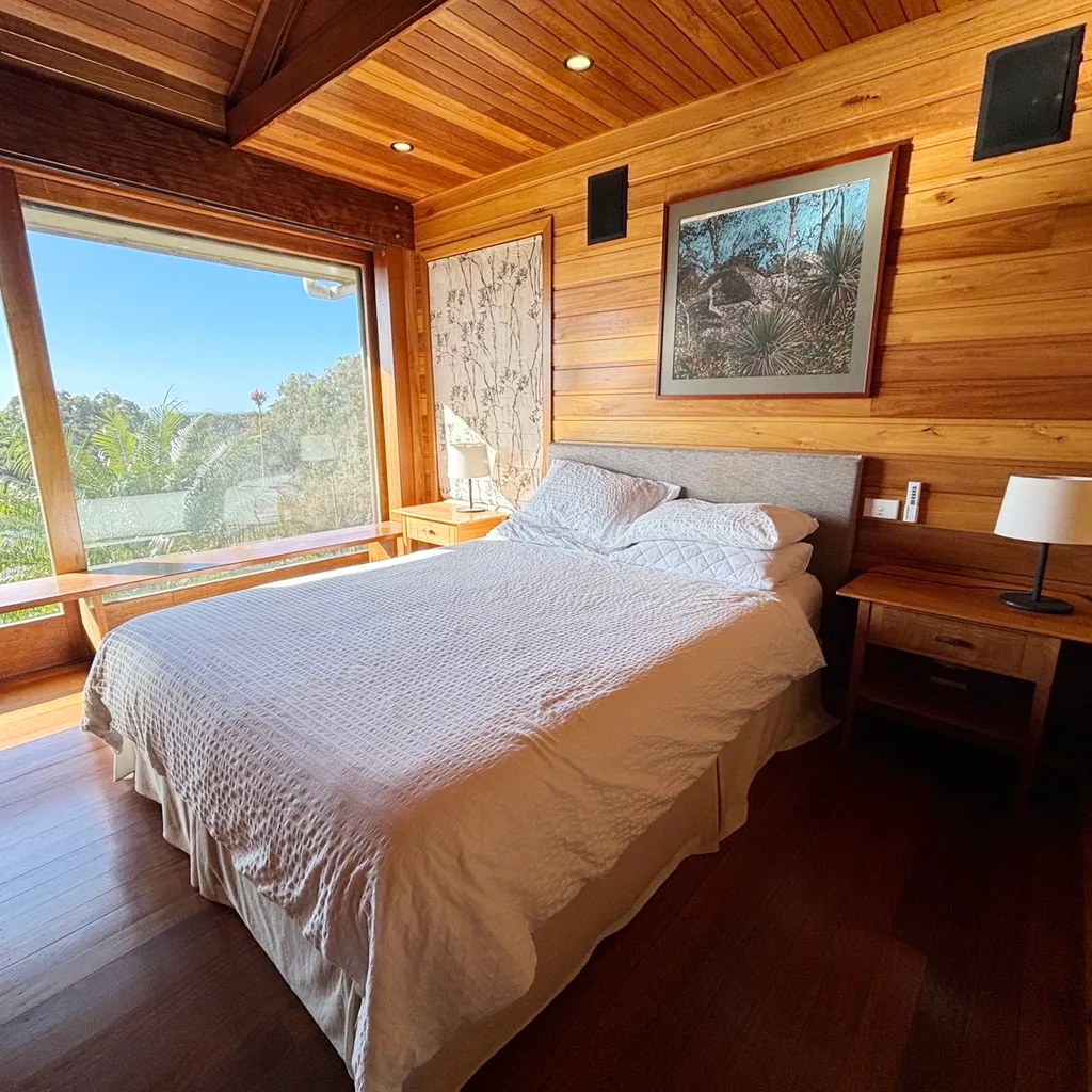 Second bedroom.