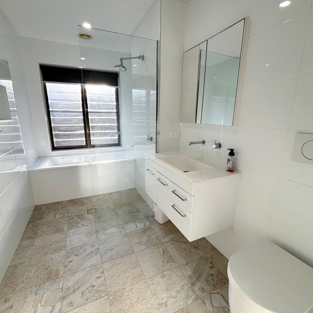 Main bathroom. 