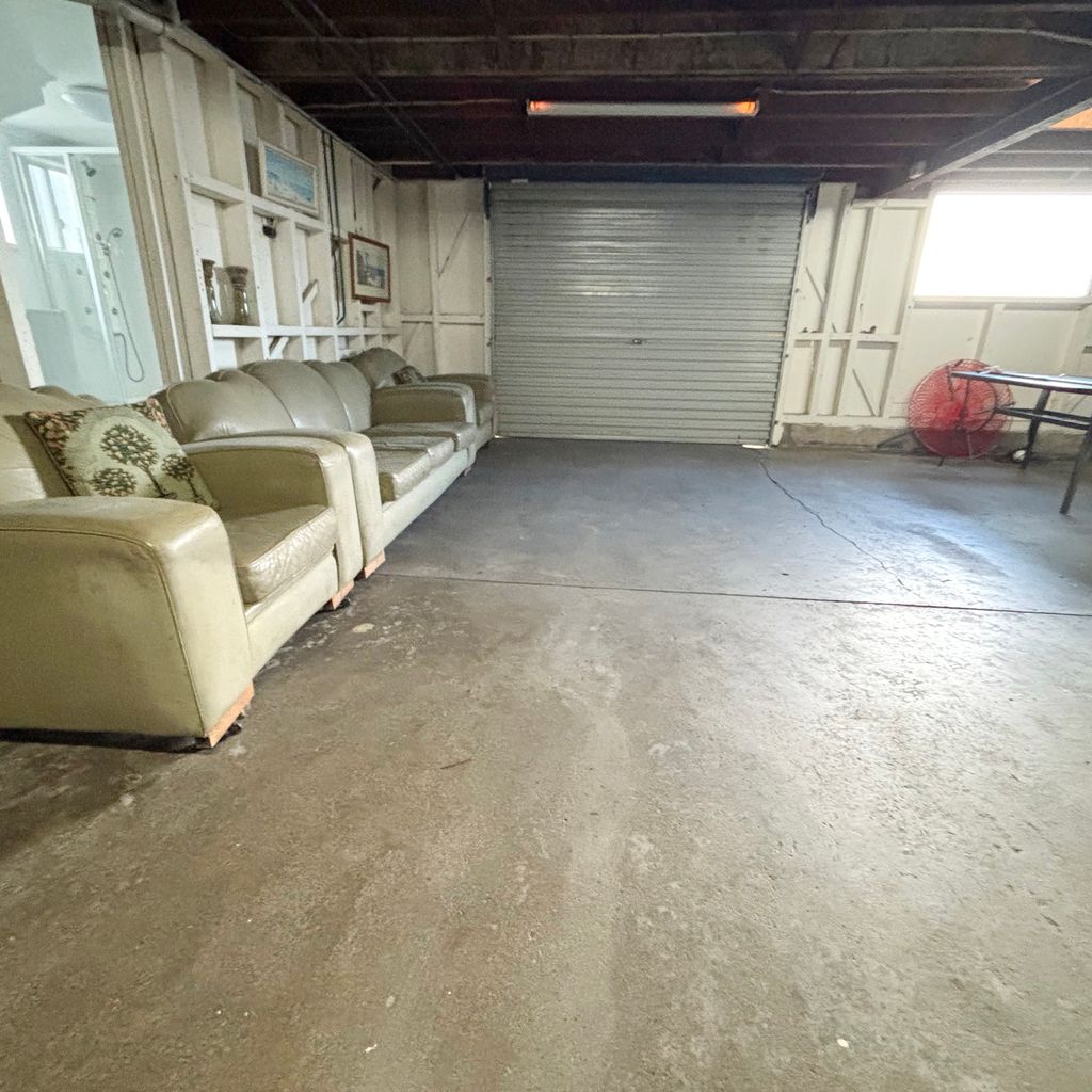 Garage. 