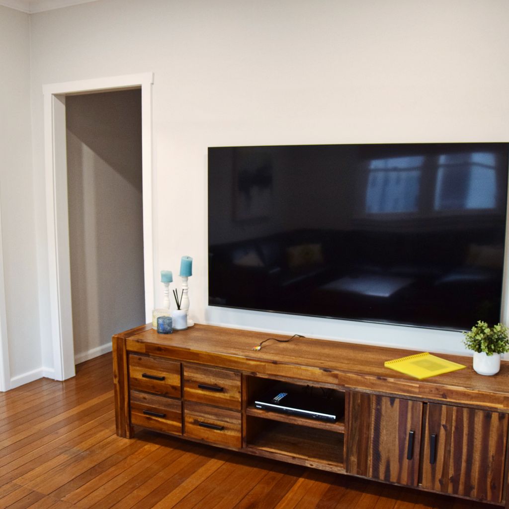 Living area (TV).