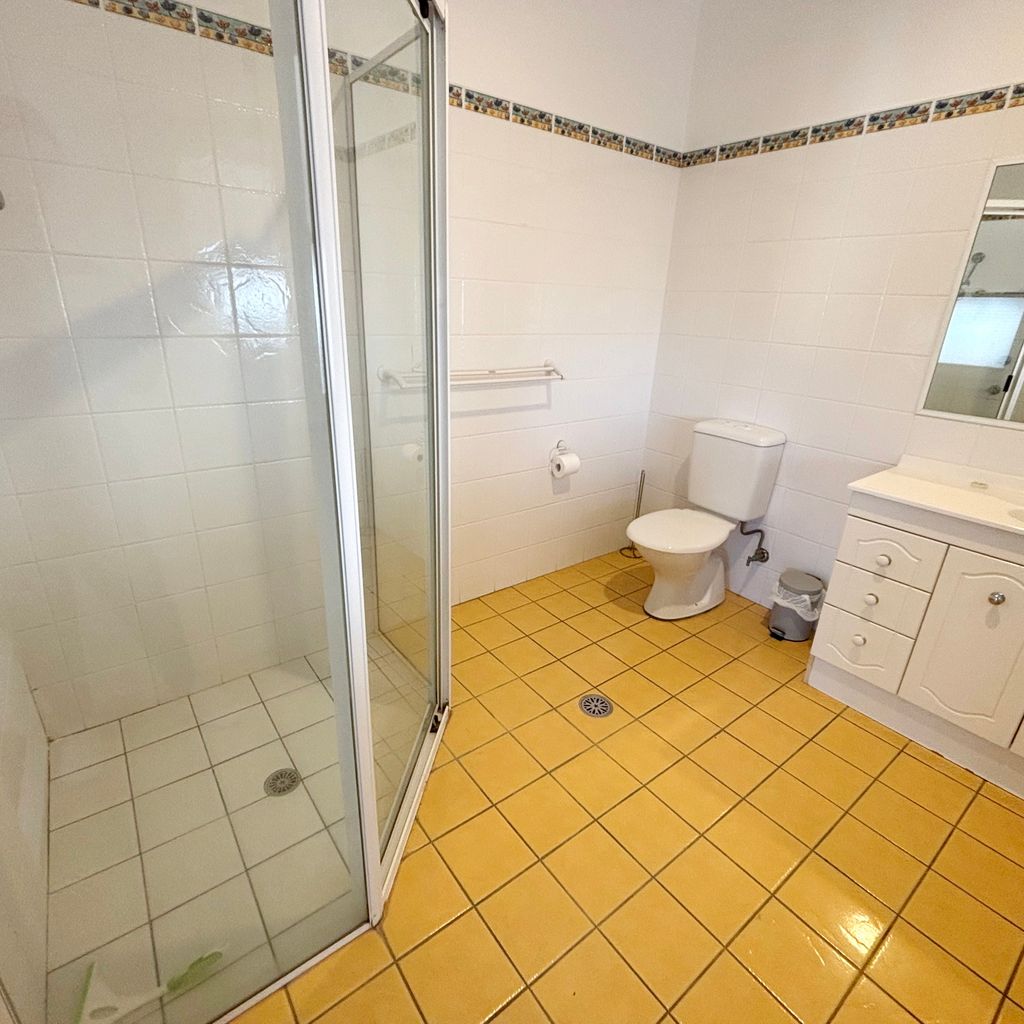 Upstairs main bathroom. 