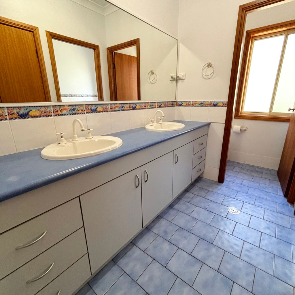 Main bathroom. 