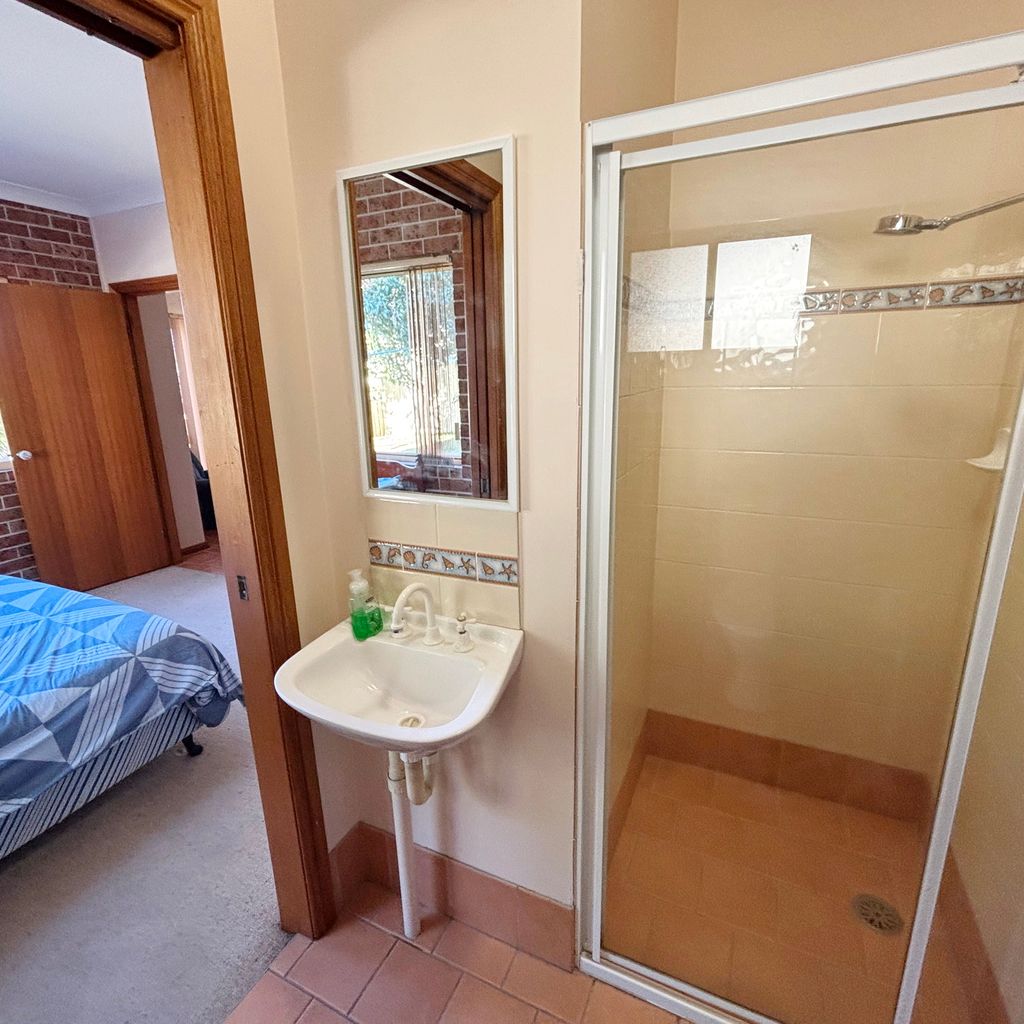 Fifth bedroom's ensuite. 