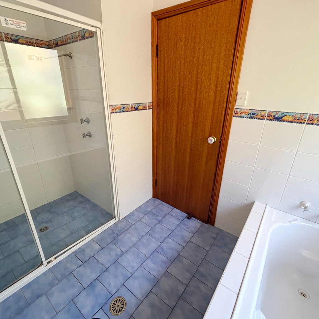 Main bathroom. 