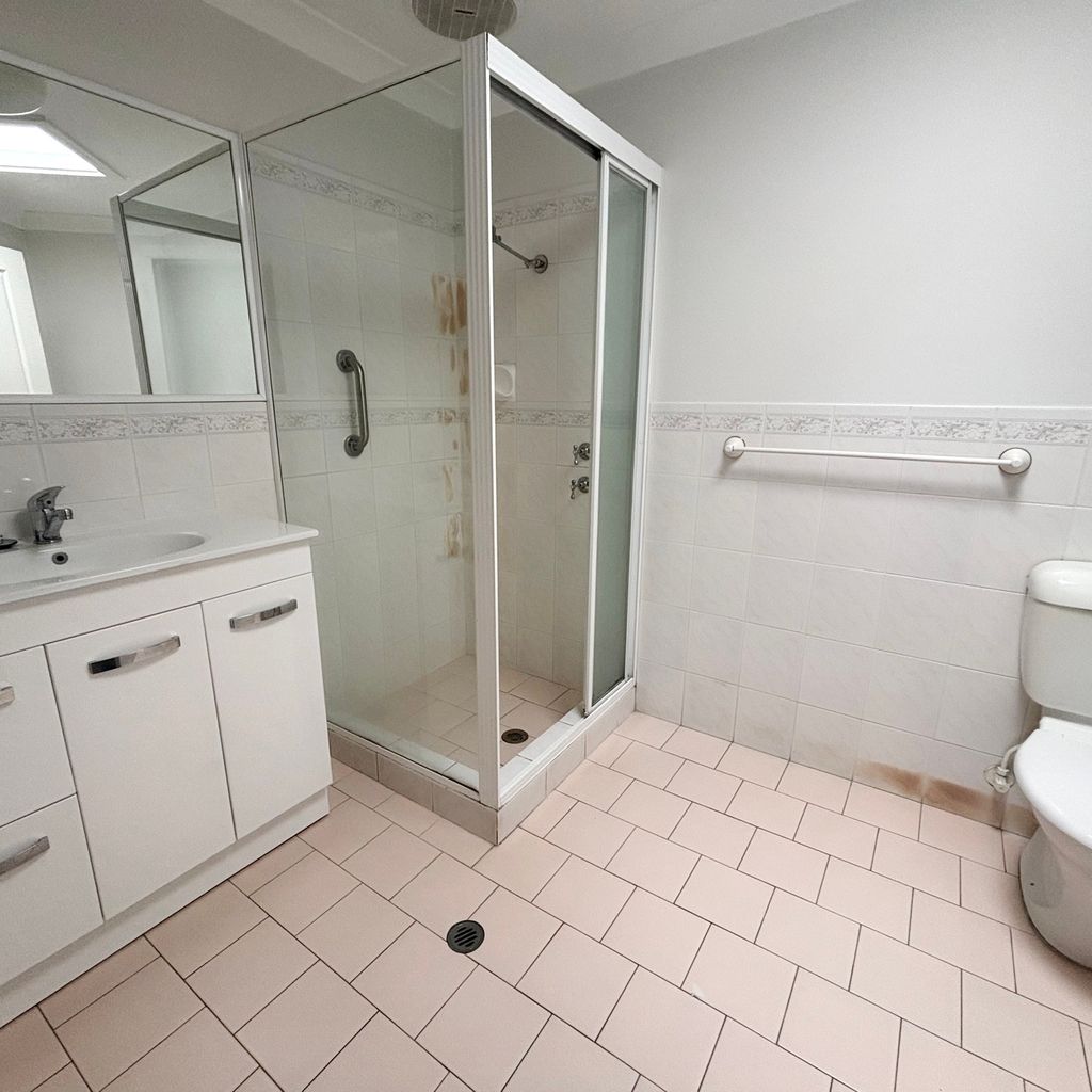 Main bathroom. 