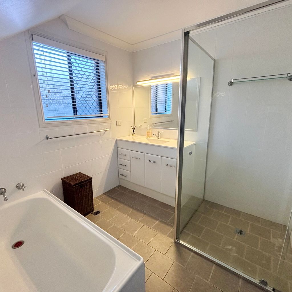 Main bathroom. 