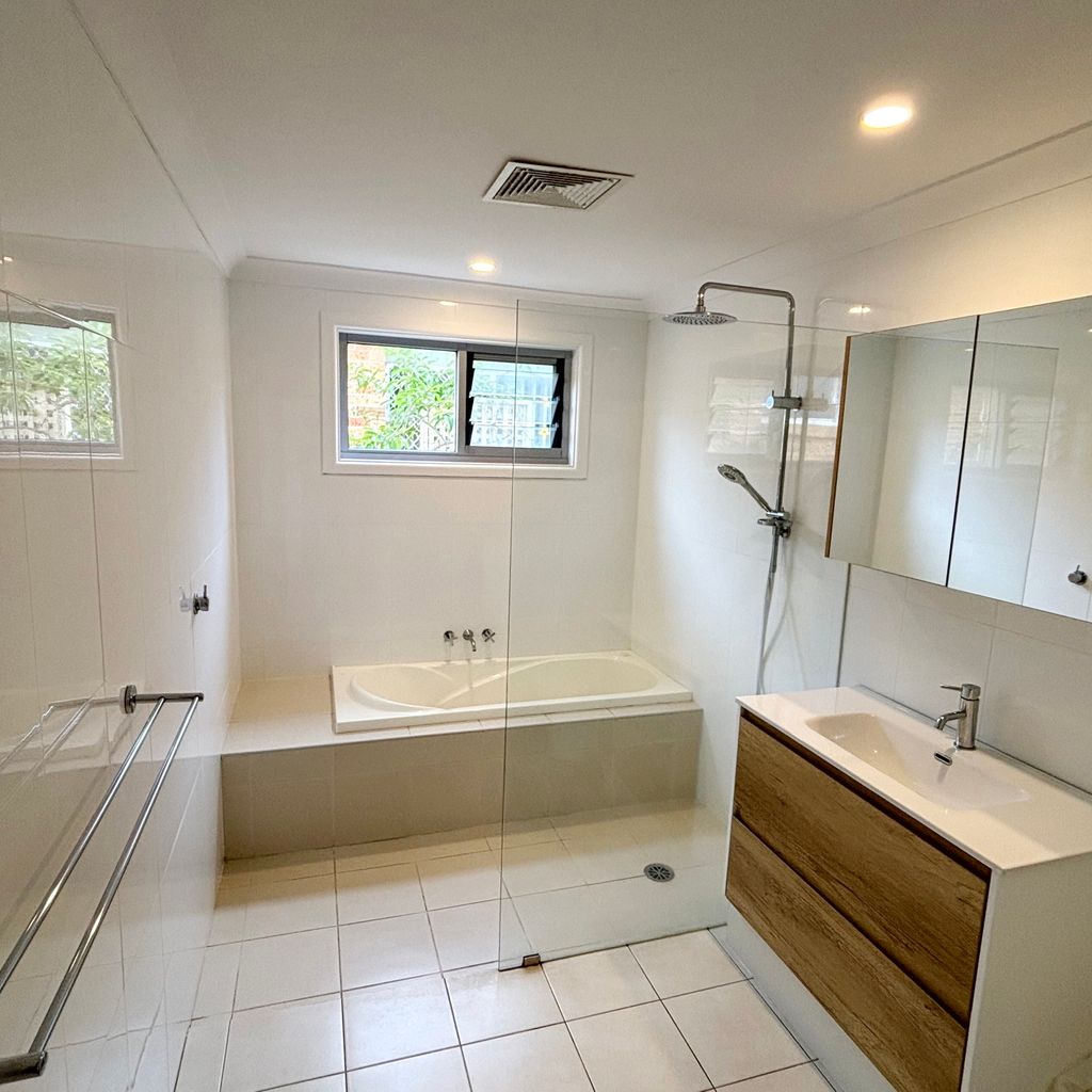 Main bathroom. 