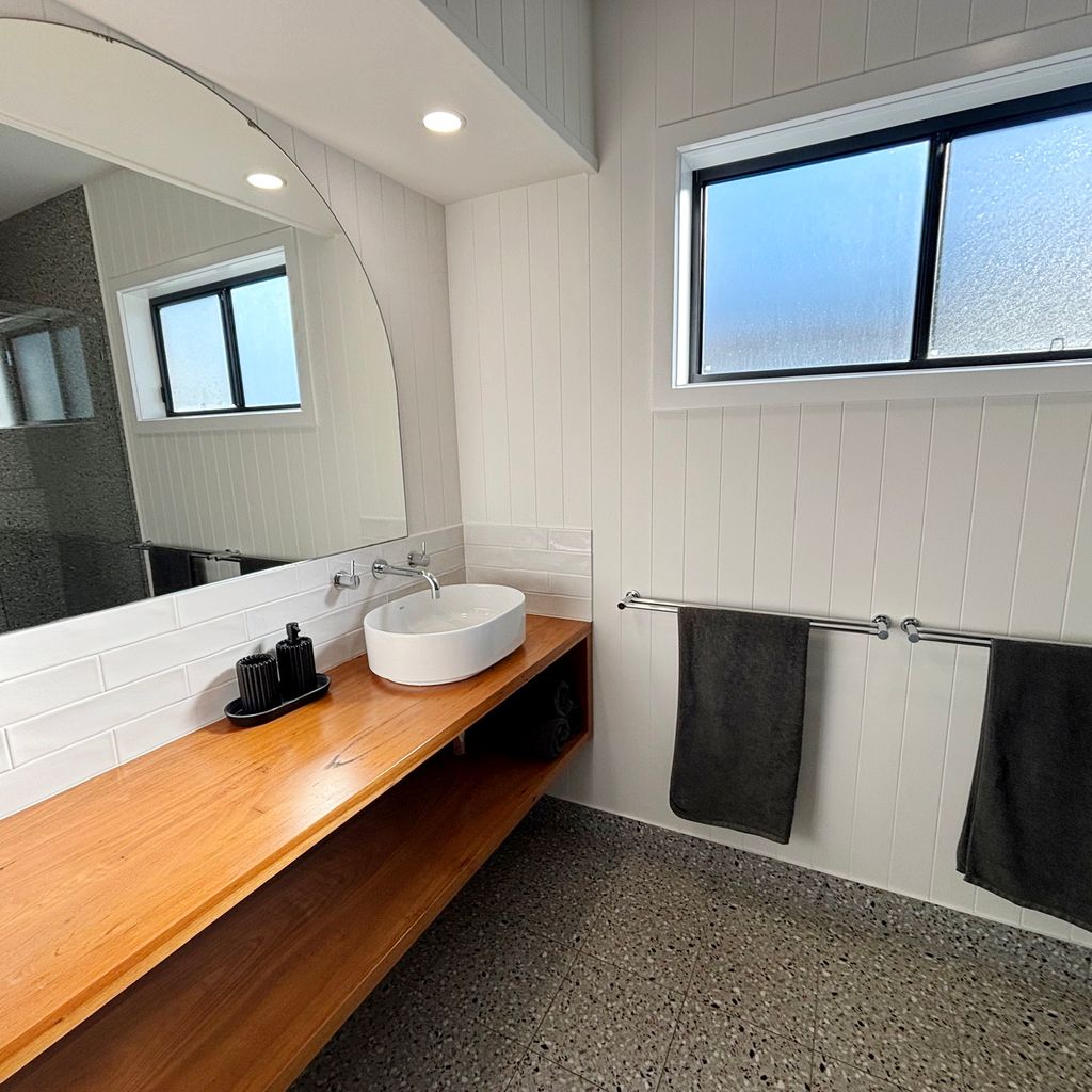 Main bathroom. 