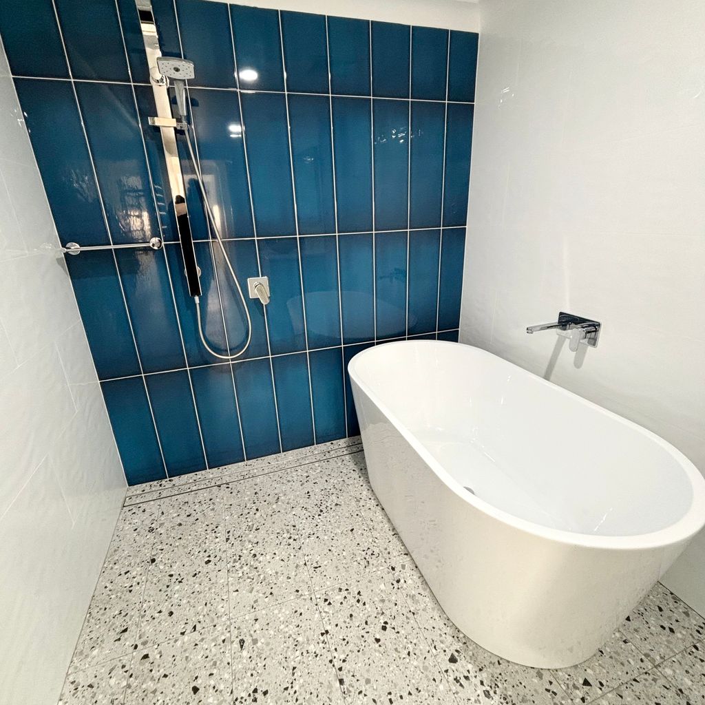 Main bathroom. 