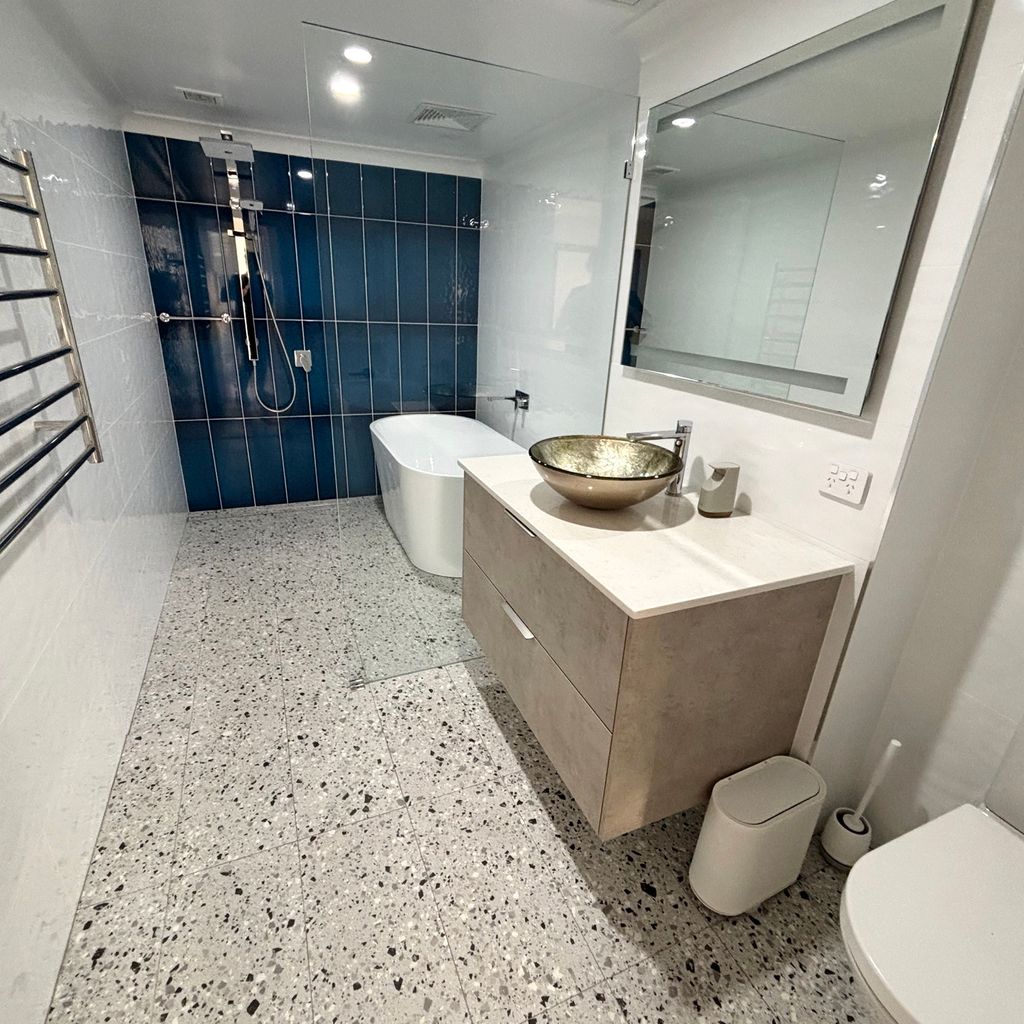Main bathroom. 
