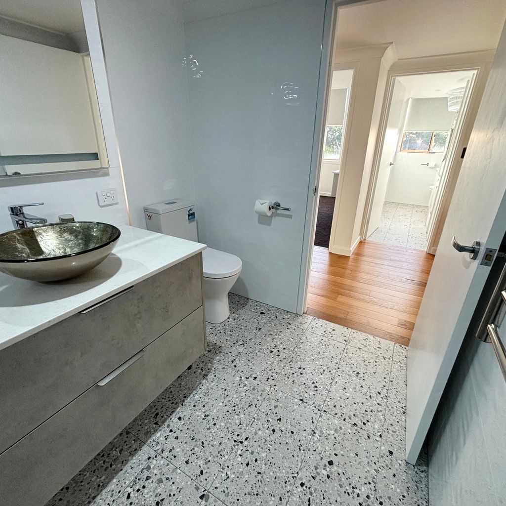 Main bathroom. 