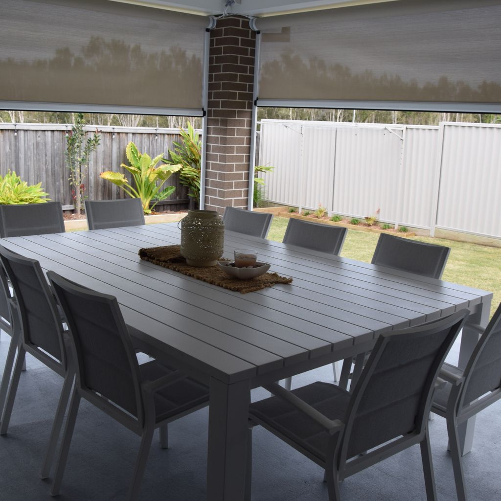 Alfresco dining (shades up).