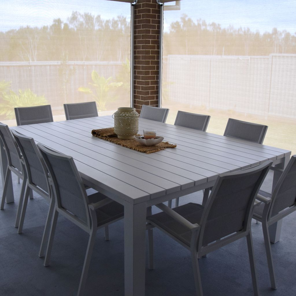 Alfresco dining (shades down).