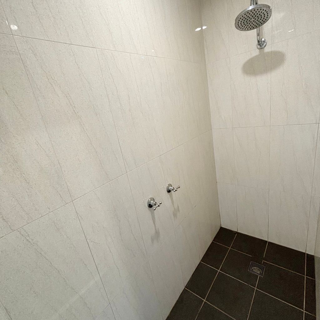 'Sleep-out' ensuite. 