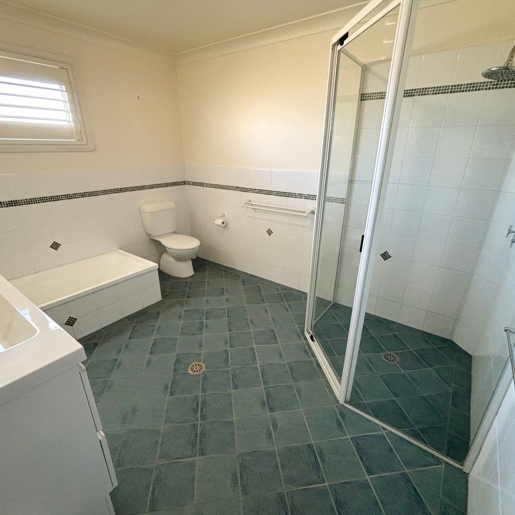 Upstairs main bathroom.