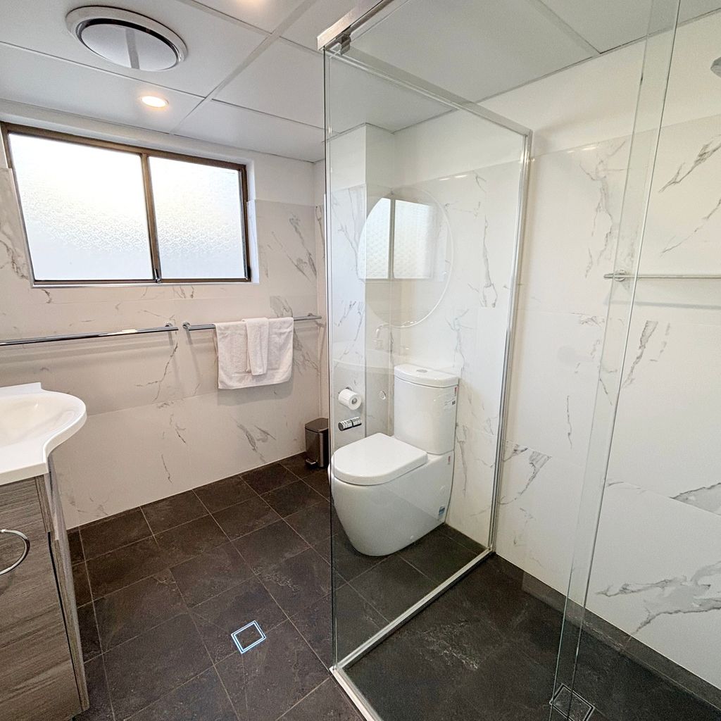 Main bathroom. 