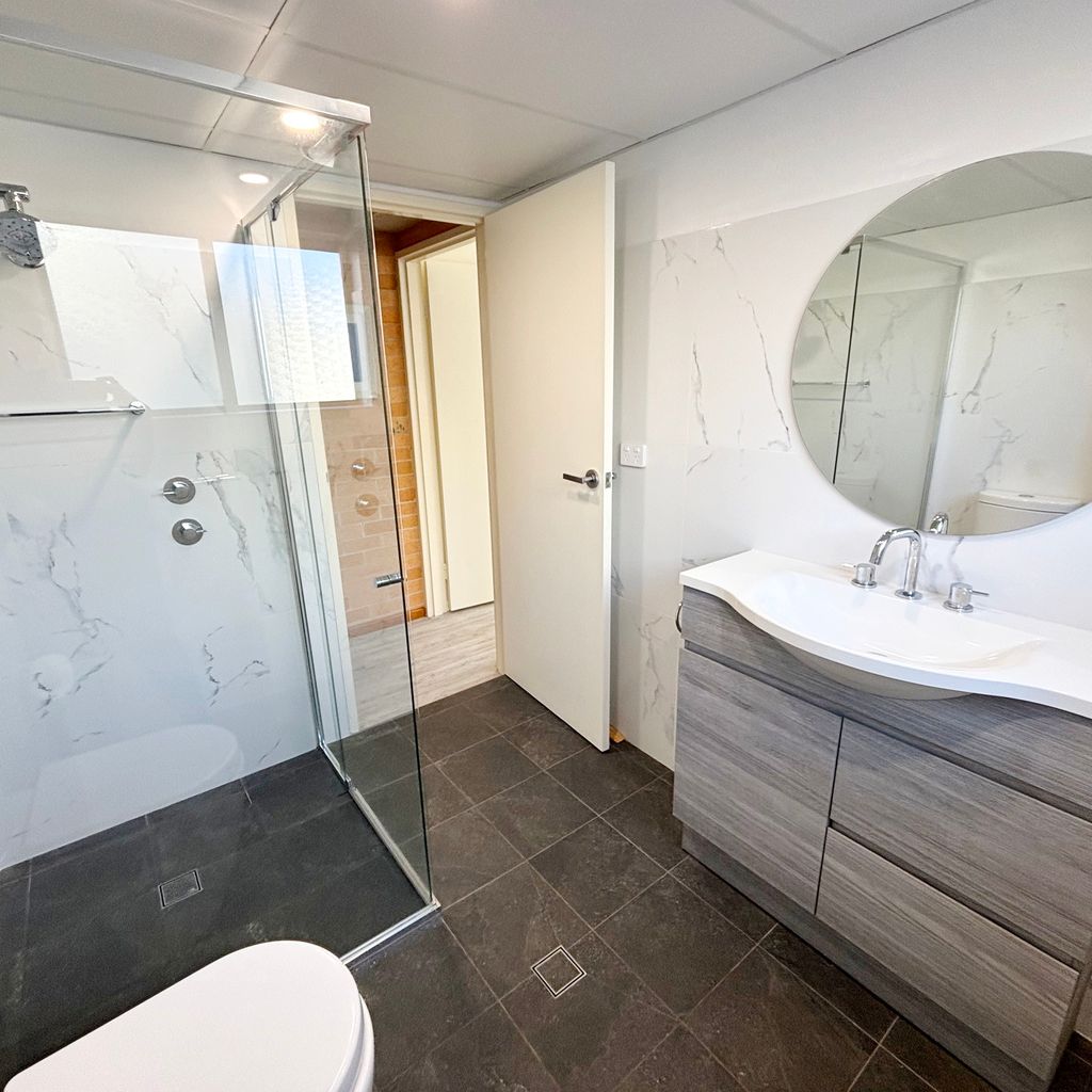 Main bathroom. 