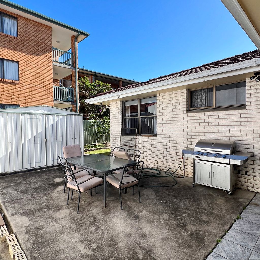 Back patio and BBQ area. 