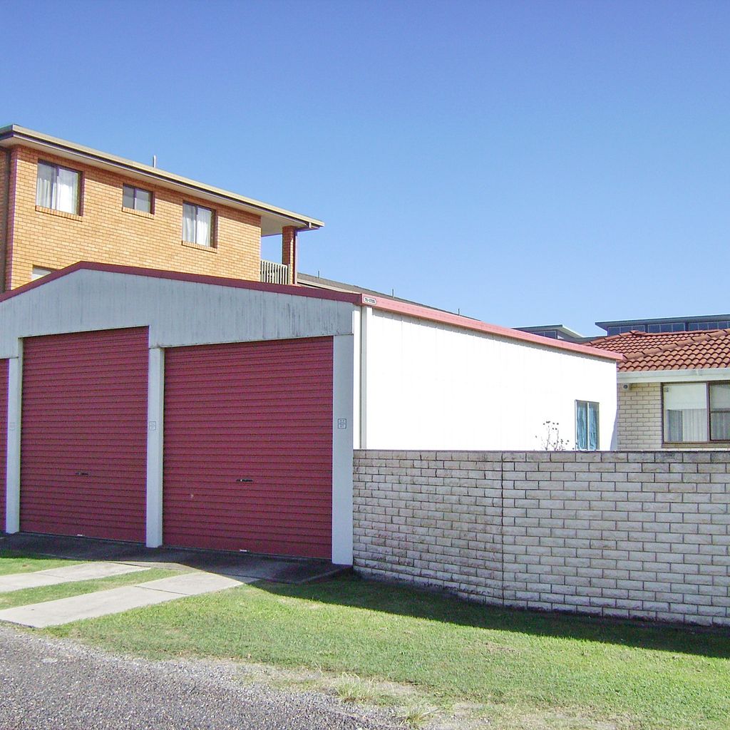 Triple lock-up garage (accessed from Baldwin street).