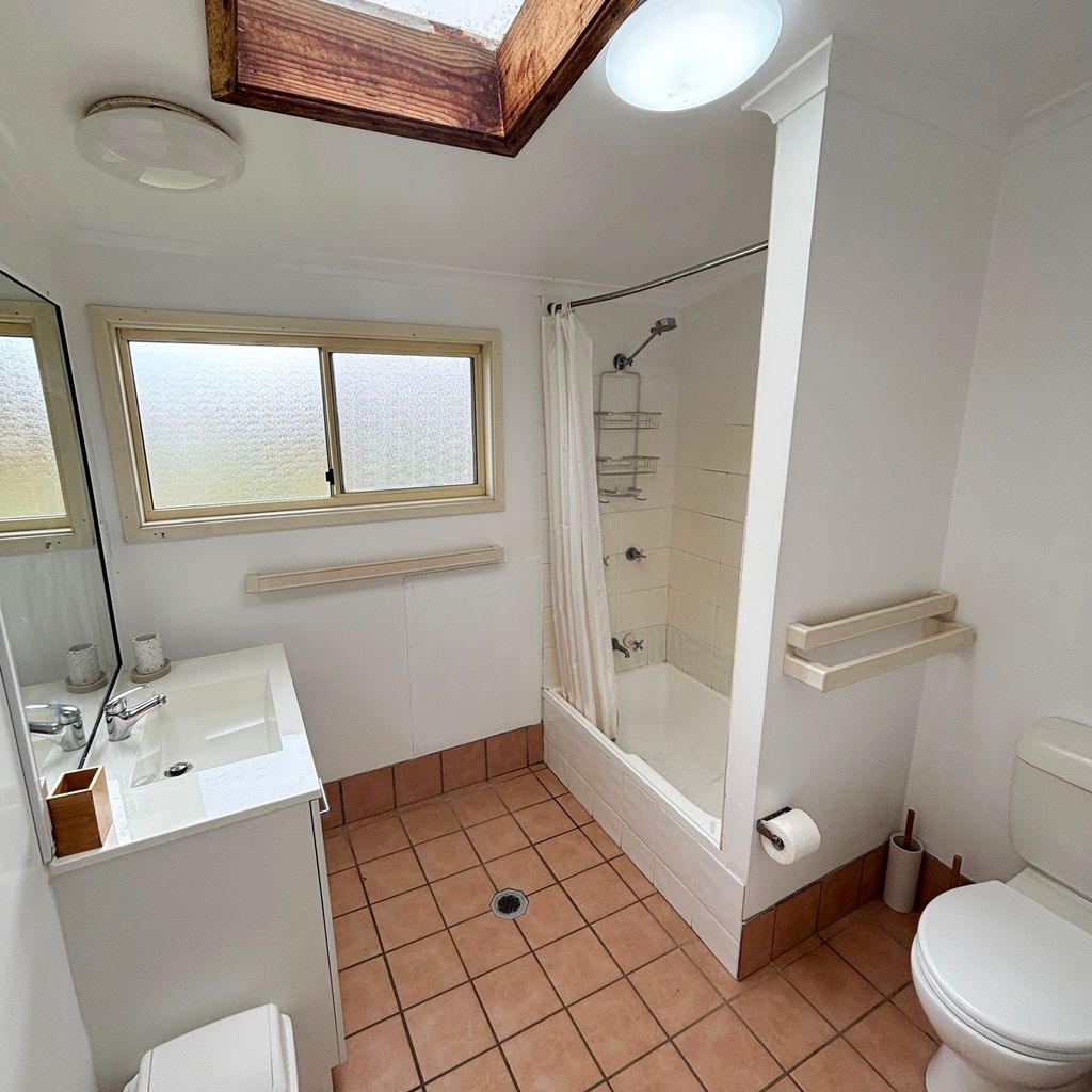 Main bathroom. 