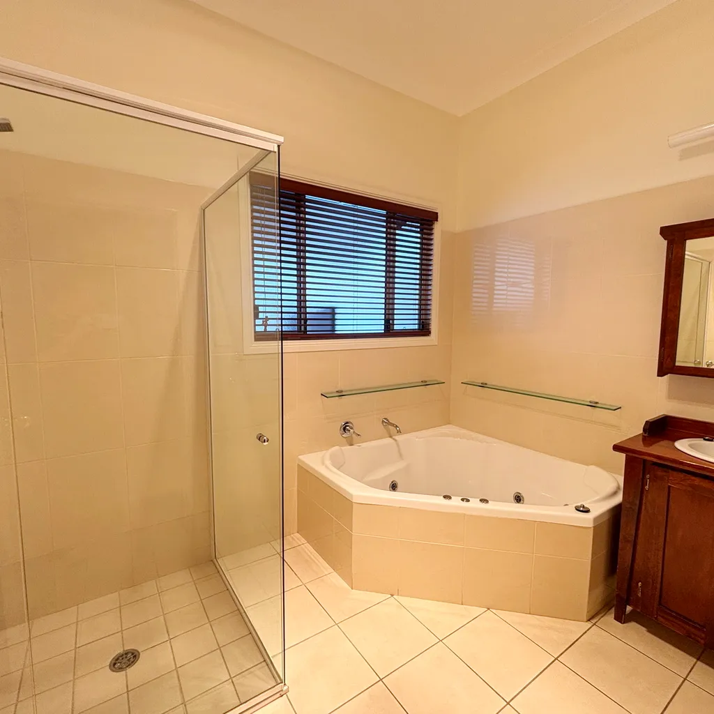 Main bathroom. 