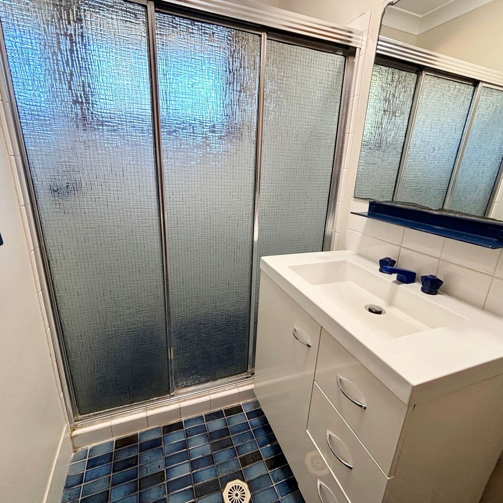 Main bathroom. 