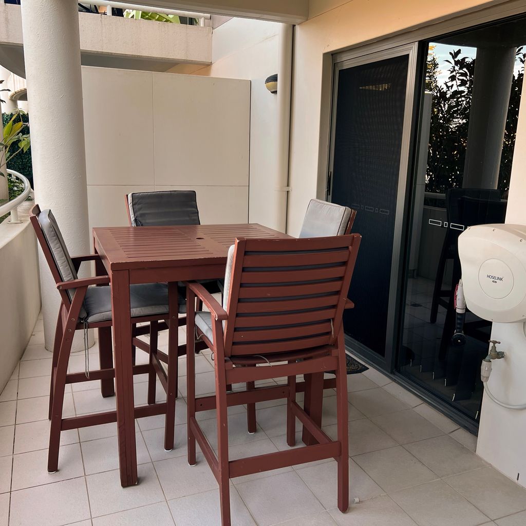 Outdoor dining and balcony.