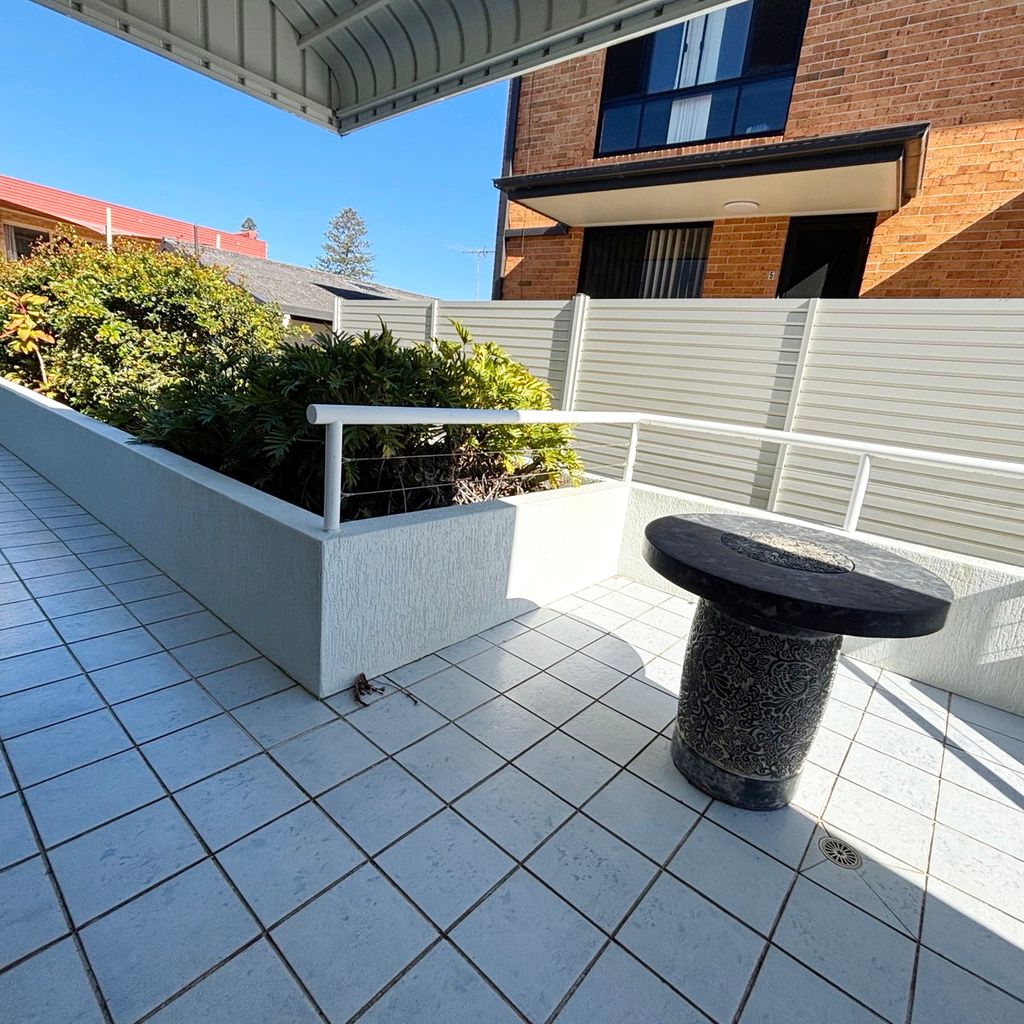 Private side-balcony. 