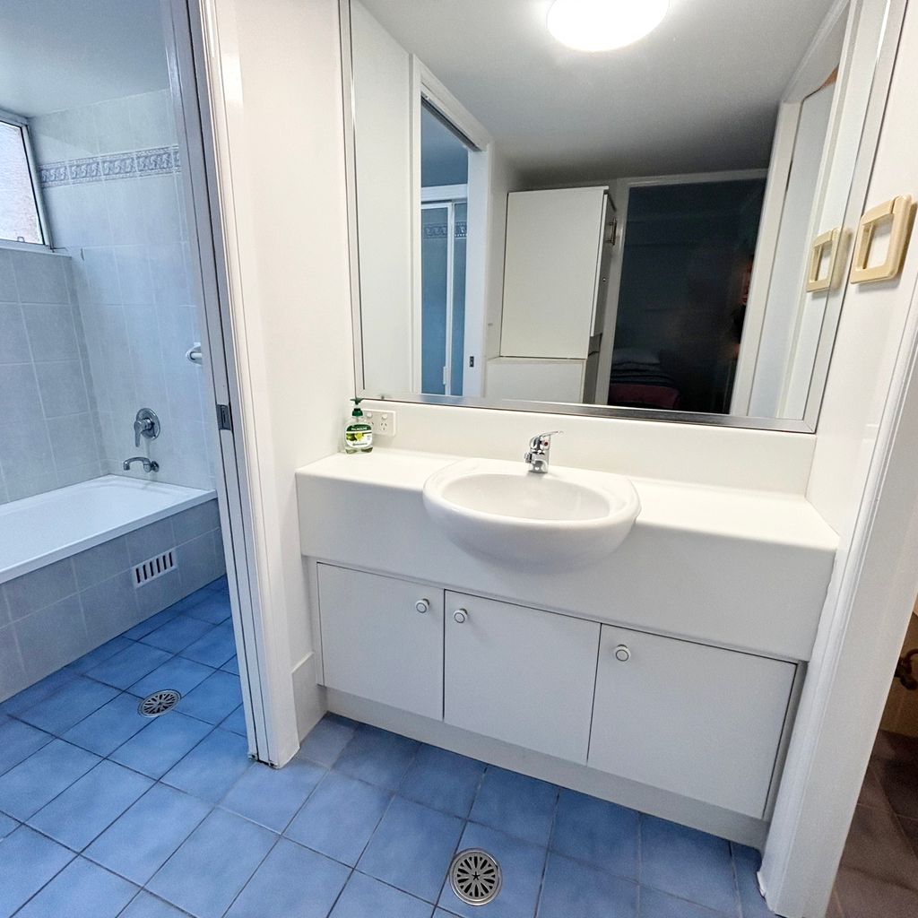 Main bathroom. 