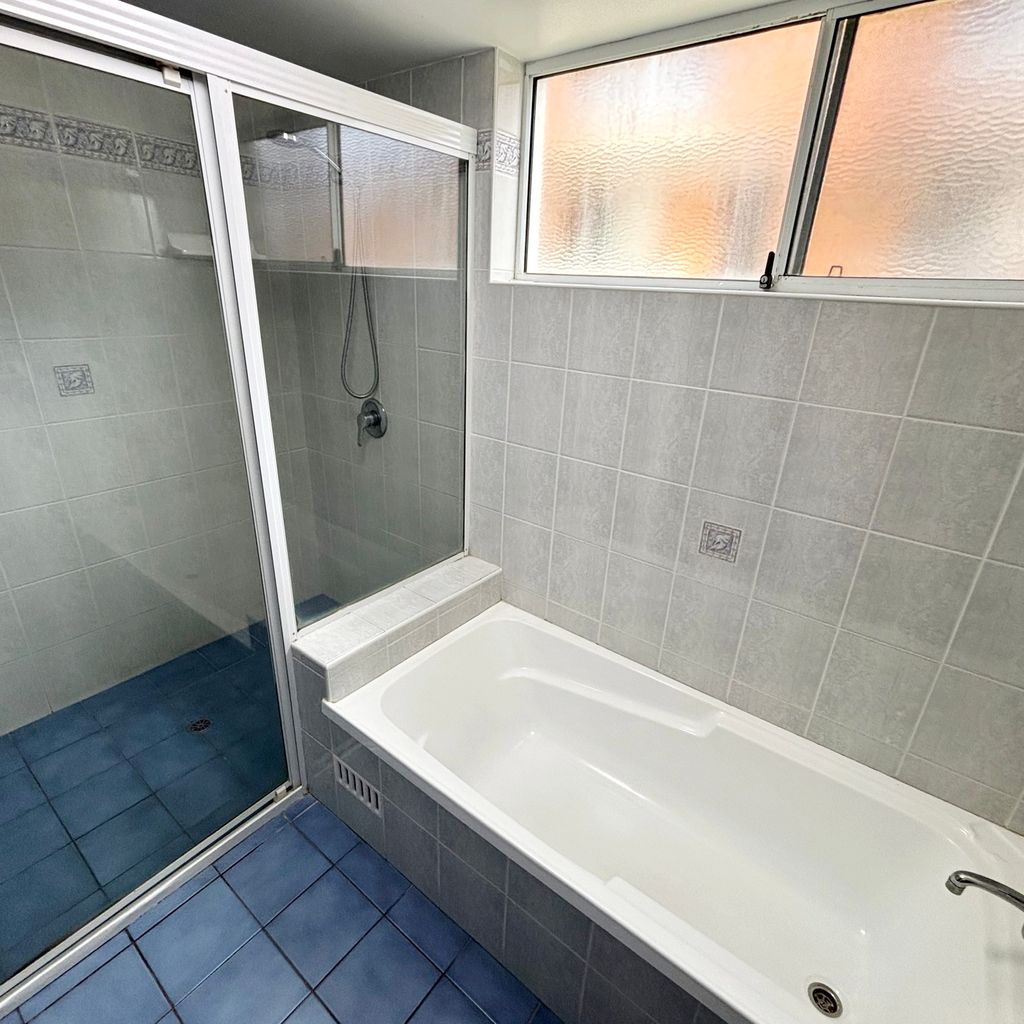 Main bathroom. 