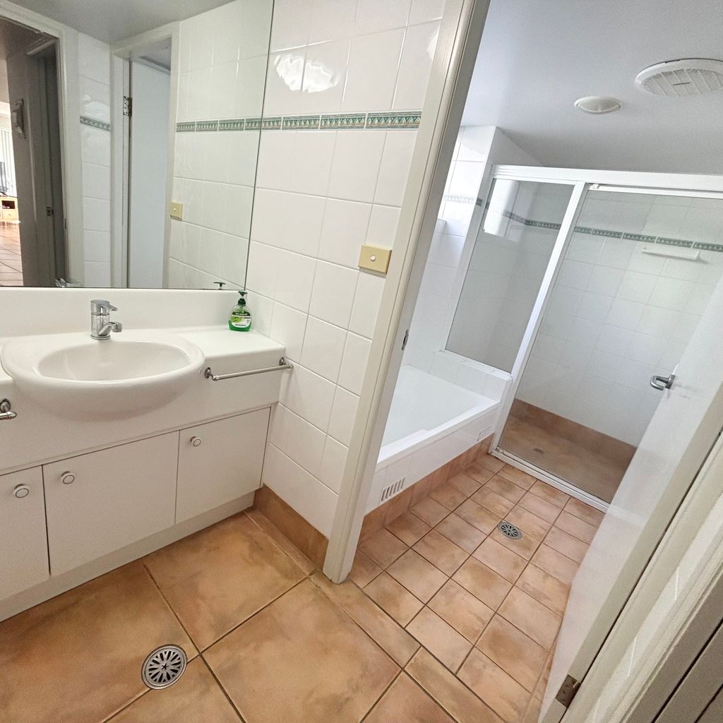 Main bathroom. 